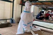 Xót xa hình ảnh các bé mặc đồ bảo hộ kín mít trong khu cách ly