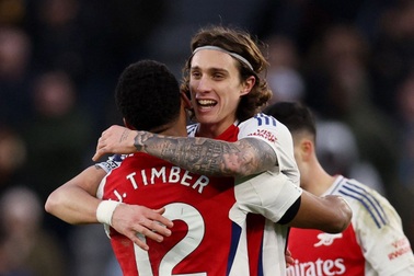 Arsenal vất vả hạ Wolves khi hai đội cùng bị đuổi người