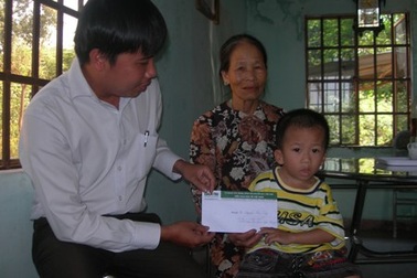 Quà nhân ái tiếp tục đến với hai bà cháu chạy ăn từng bữa