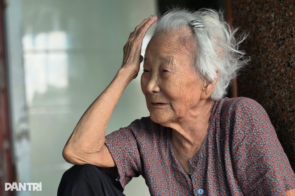 Vụ án gà lôi trắng: Mẹ già bật khóc mừng con được trở về chăm lo làm ăn - 1 Vụ án gà lôi trắng: Mẹ già bật khóc mừng con được trở về chăm lo làm ăn - 1