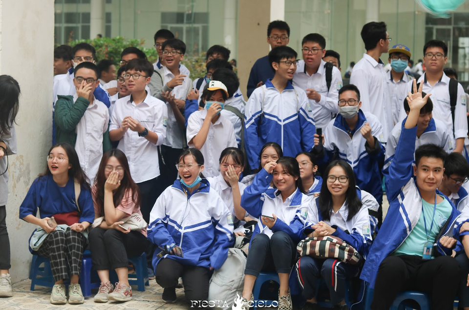 Khoảnh khắc thầy và trò trường THPT chuyên sư phạm “khua chiêng vàng” - 1 Khoảnh khắc thầy và trò trường THPT chuyên sư phạm “khua chiêng vàng” - 1