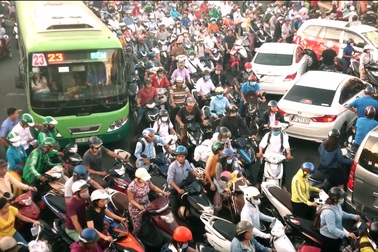 Ra đường như ra trận – nỗi khổ của tài xế Việt