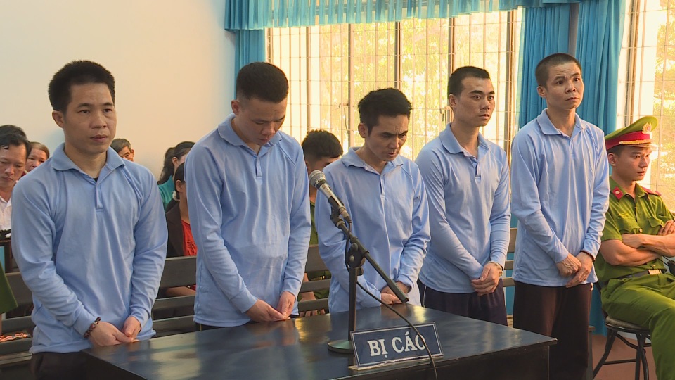 Đánh hội đồng gây chết người nghi bắt cóc trẻ em, 5 người lĩnh án - 1 Đánh hội đồng gây chết người nghi bắt cóc trẻ em, 5 người lĩnh án - 1