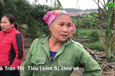 Dân treo băng rôn phản đối nhà máy ô nhiễm.