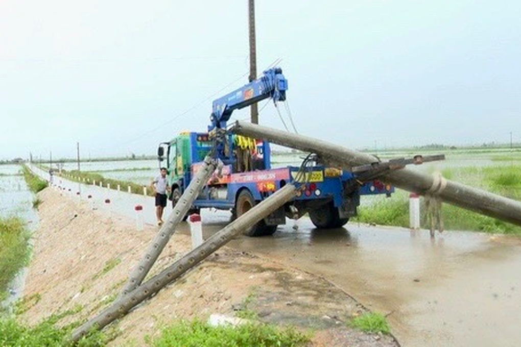 Xe cứu thương tông xe cẩu, 3 người bị thương - 2 Xe cứu thương tông xe cẩu, 3 người bị thương - 2