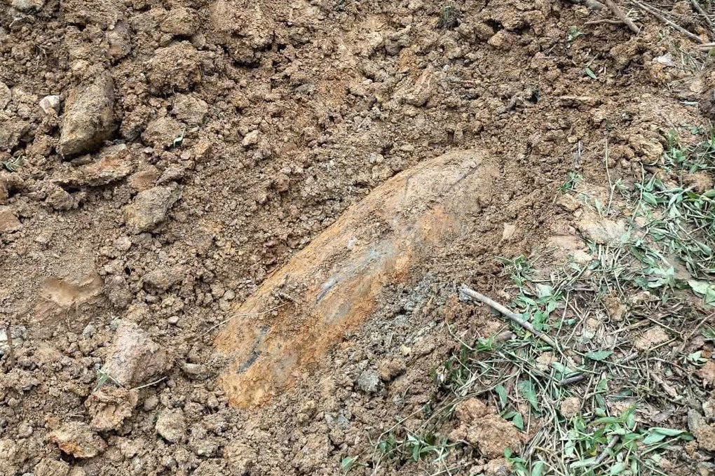 Quả bom lớn phát lộ khi người dân đào đất làm nhà - 1