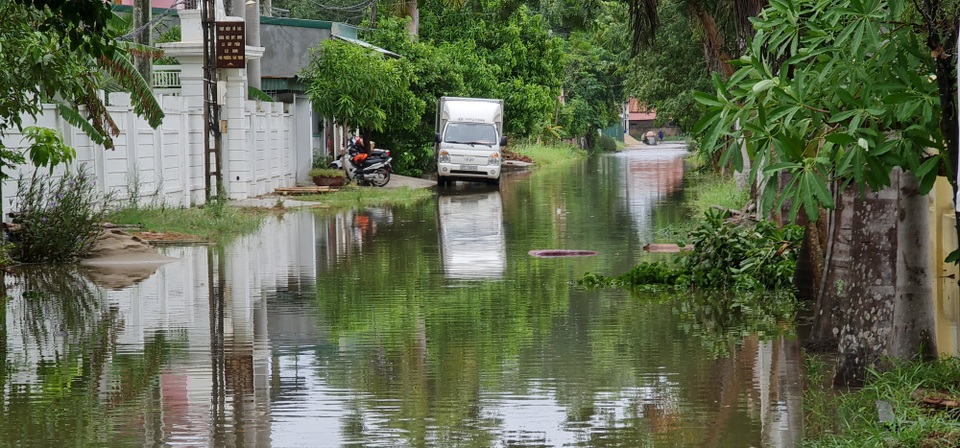 Người dân thành Vinh bì bõm trong biển nước - 2 Người dân thành Vinh bì bõm trong biển nước - 2