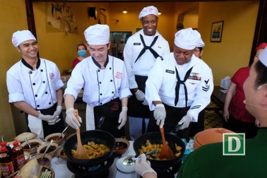 Đầu bếp hải quân Mỹ hào hứng đổ bánh xèo, nấu mì Quảng