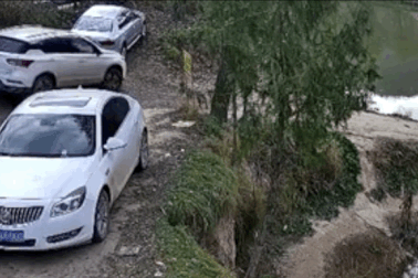 Ô tô cua thẳng xuống ao ở Trung Quốc, tài xế ngơ ngác nhìn theo