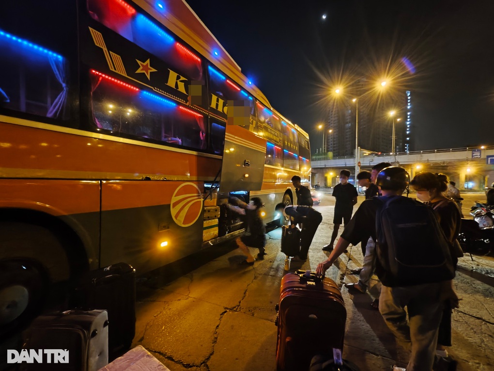 Xe 45 chỗ nhồi nhét 75 người: Khách chen chúc giữa hành lang lối đi - 1 Xe 45 chỗ nhồi nhét 75 người: Khách chen chúc giữa hành lang lối đi - 1