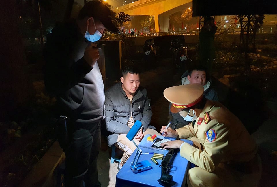 Hai nam thanh niên mang súng đi bát phố - 1 Hai nam thanh niên mang súng đi bát phố - 1