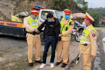 Con nghiện ngụy trang 200 viên hồng phiến "qua mặt" CSGT nhưng bất thành