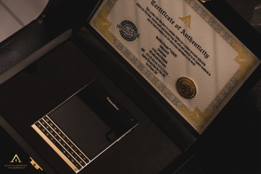 Ngắm Blackberry Passport đúc vàng nguyên khối tại Việt Nam