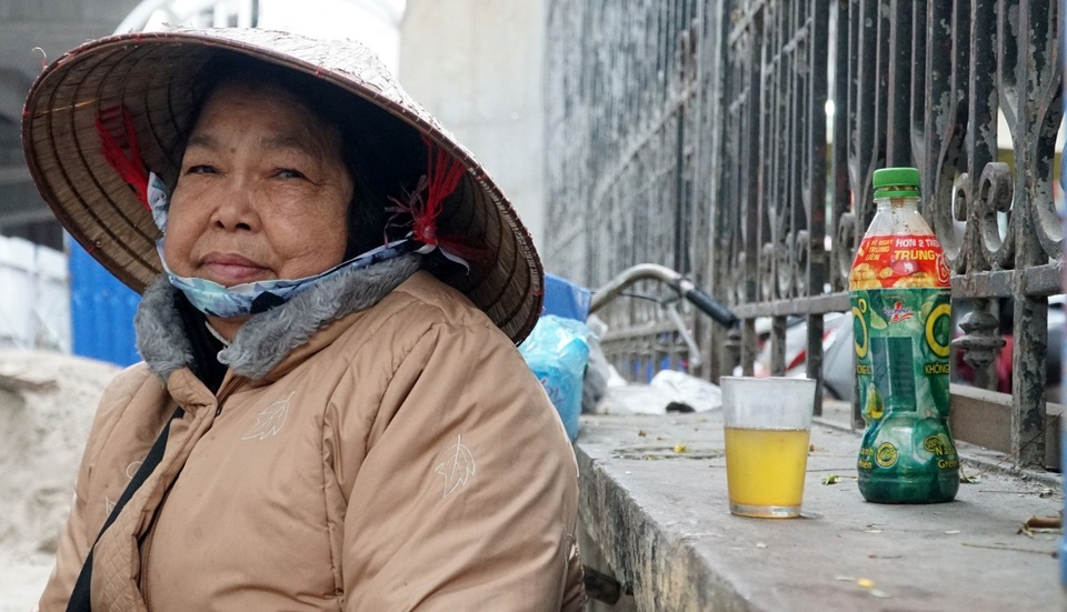 Không khí lạnh tăng cường, người dân Thủ đô co ro khi ra đường - 4