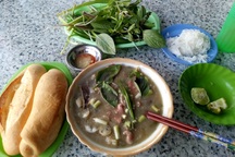 Món cháo "nội tạng" ăn kèm bún lạ miệng, chỉ bán vài tiếng/ngày ở An Giang