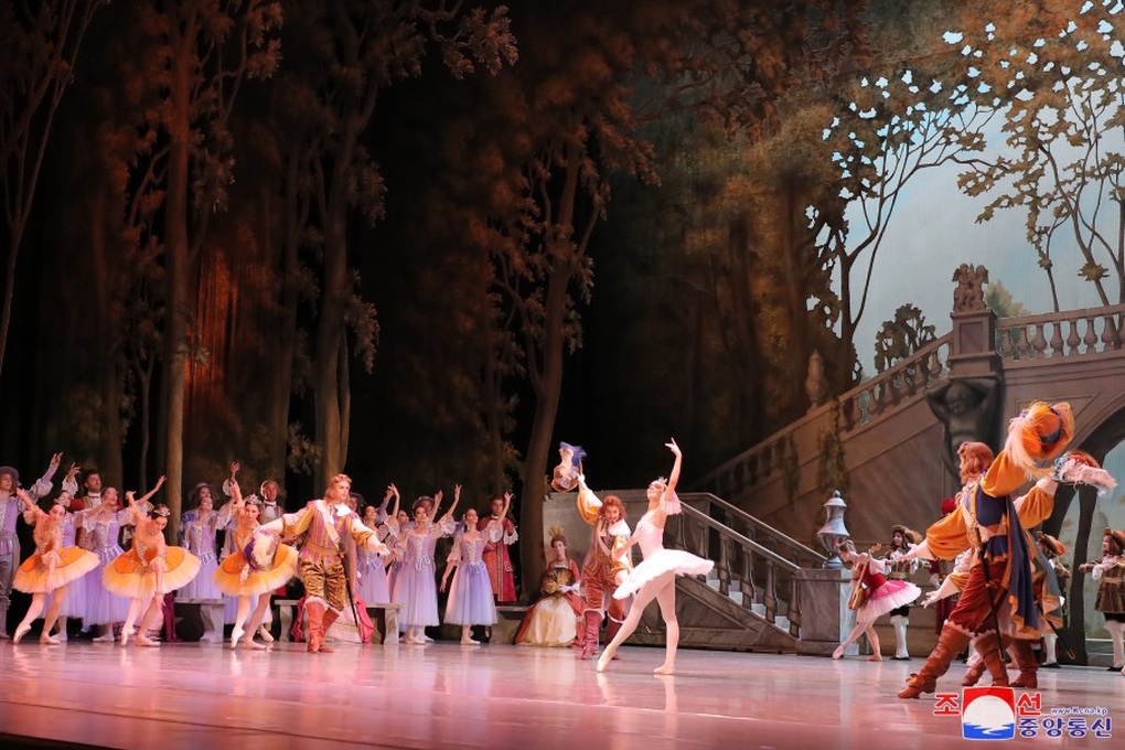 Ông Kim Jong-un xem vở ballet Người đẹp ngủ trong rừng tại Nga - 2 Ông Kim Jong-un xem vở ballet Người đẹp ngủ trong rừng tại Nga - 2