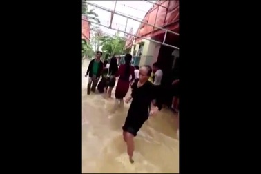 Đoạn clip về sự lạc quan của người dân Quảng Bình trong cơn lũ. (Nguồn Quảng Bình quê hương tôi)