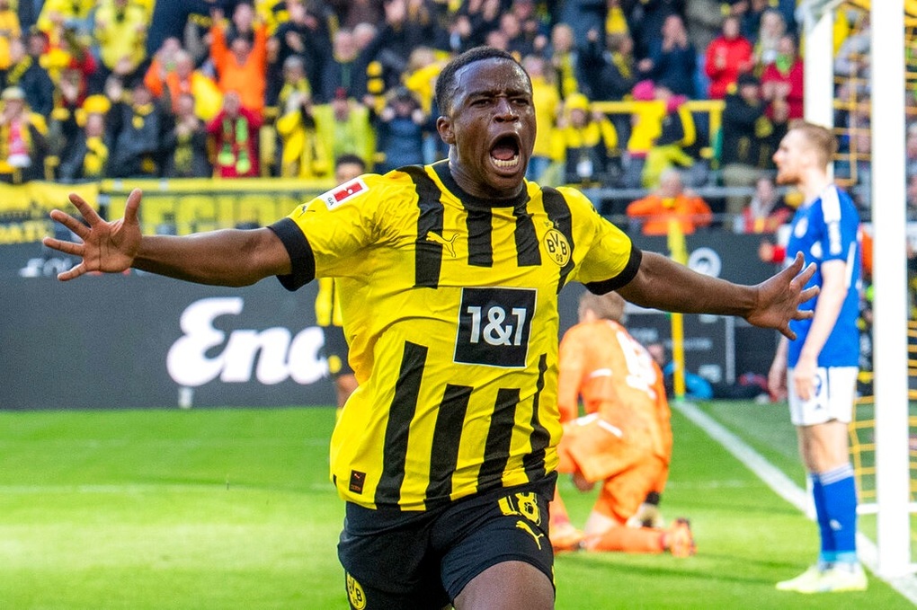 Bayern Munich thua sốc, Dortmund lên ngôi đầu bảng Bundesliga - 3 Bayern Munich thua sốc, Dortmund lên ngôi đầu bảng Bundesliga - 3