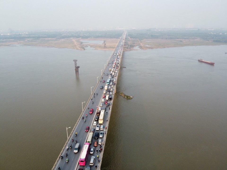 5 ô tô tông nhau trên cầu Vĩnh Tuy, giao thông tê liệt - 7 5 ô tô tông nhau trên cầu Vĩnh Tuy, giao thông tê liệt - 7