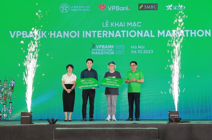 Ông Đỗ Đình Hồng – Giám đốc Sở Văn hóa, Thể thao và Du lịch Hà Nội (ngoài cùng bên phải) và bà Phạm Thị Nhung (ngoài cùng bên trái) trao tặng 300 triệu đồng cho Chương trình Cặp lá yêu thương và Tổ chức Newborns.