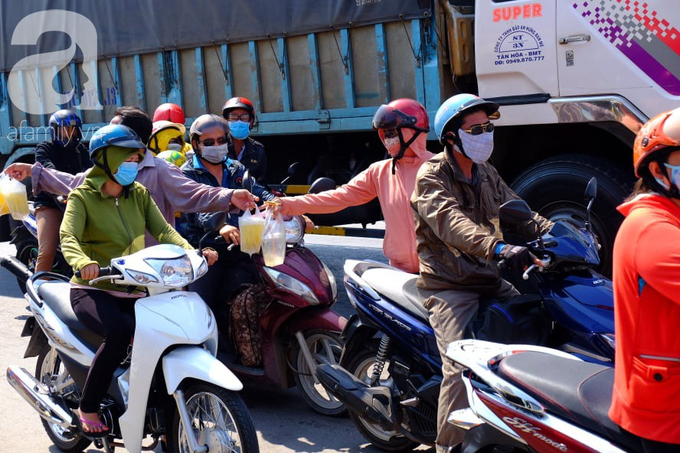 Bình Dương: Bố mẹ ẵm con, tay xách nách mang trở lại thành phố làm việc giữa trời nắng gắt, trẻ con ngủ gục trên xe - Ảnh 7. Bình Dương: Bố mẹ ẵm con, tay xách nách mang trở lại thành phố làm việc giữa trời nắng gắt, trẻ con ngủ gục trên xe - Ảnh 7.