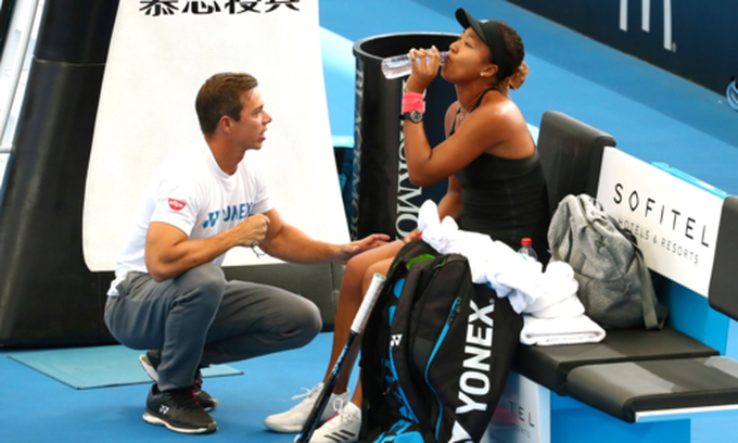 Naomi Osaka (phải) dứt hợp đồng với Bajin ở thời điểm bất ngờ. Ảnh: Reuters.
