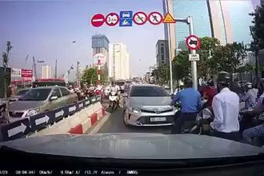 Hàng đoàn ôtô, xe máy ngang nhiên đi ngược chiều ở Hà Nội