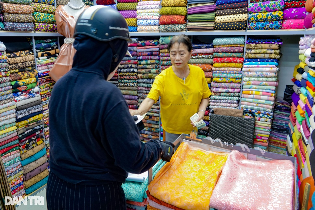Tiểu thương chợ vải lớn nhất TPHCM khóc thét vì vừa bán hàng vừa đá bóng - 2