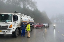 Đường lên Sa Pa sương mù dày đặc, CSGT Lào Cai khuyến cáo lái xe an toàn