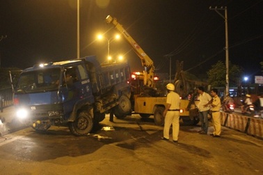 Xe ben tông dải phân cách, 3 người trọng thương