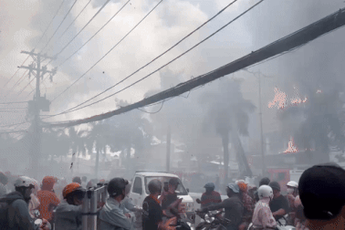 Hàng trăm người đứng xem cháy gara ô tô ở Cần Thơ giữa trưa nắng