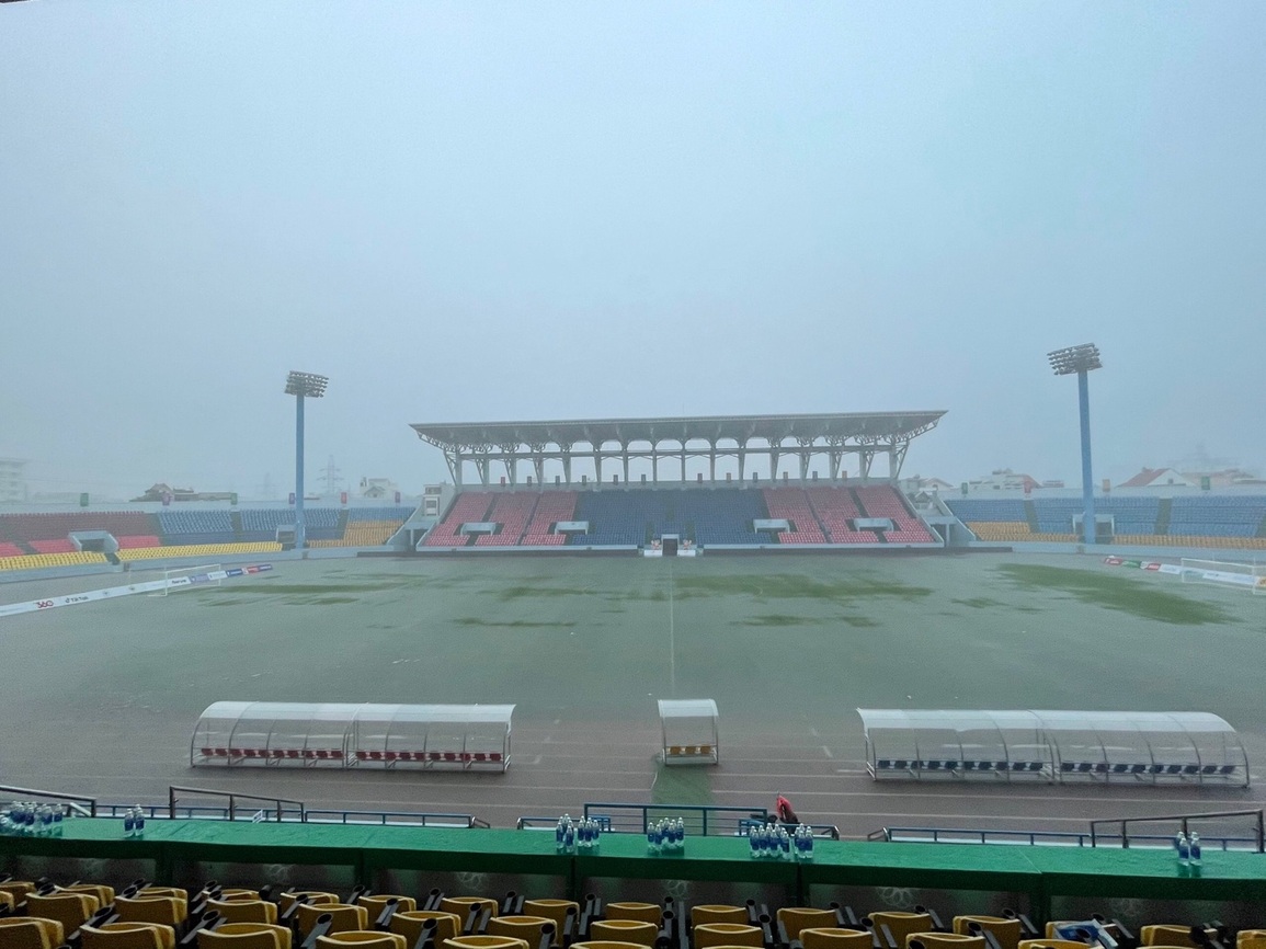 Sân Cẩm Phả ngập nước, trận bóng đá nữ SEA Games phải hoãn - 1 Sân Cẩm Phả ngập nước, trận bóng đá nữ SEA Games phải hoãn - 1