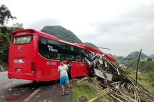 Xe khách tông xe tải đỗ bên đường, 2 người chết, 14 người bị thương