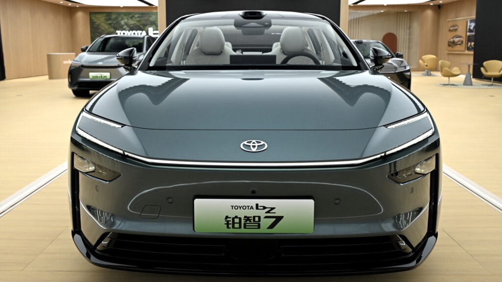 Mẫu sedan thuần điện mới của Toyota sẽ cạnh tranh với Tesla Model S - 1 Mẫu sedan thuần điện mới của Toyota sẽ cạnh tranh với Tesla Model S - 1