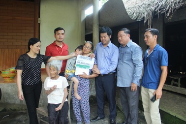 Trao gần 99 triệu đồng đến gia đình cô giáo gặp nạn hôn mê