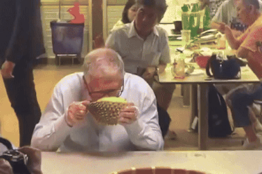 Phản ứng của tỷ phú Mỹ khi ăn thử sầu riêng, thịt nướng vỉa hè gây sốt mạng