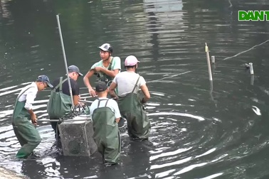 Hà Nội: Máy làm sạch sông Tô Lịch được đưa lên bờ bảo dưỡng