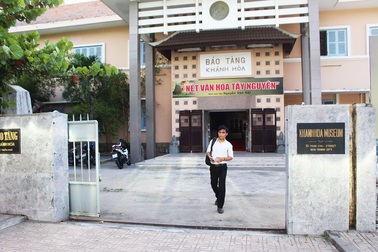 Phố biển đông nghẹt khách, bảo tàng vẫn trầm lắng