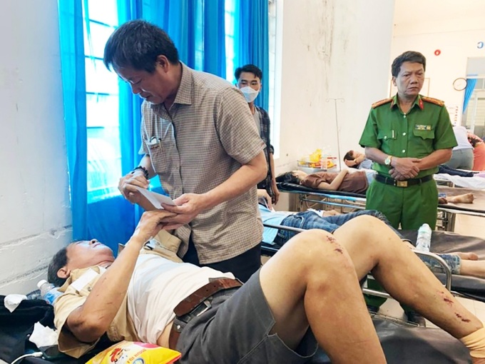 Lãnh đạo Ban an toàn giao thông, các cơ quan thăm hỏi động viên tặng quà cho các nạn nhân tại bệnh viện
