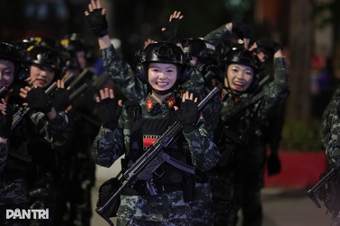 Người dân hò reo khi thấy các nữ chiến sĩ xinh đẹp diễu binh trên đường phố