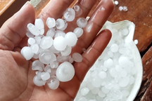 Mưa đá hiếm thấy xuất hiện ở Quảng Nam