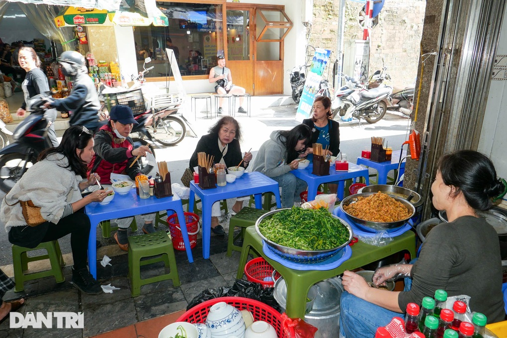 Gia đình ba đời bán canh bún cua - món ngon thời bao cấp ở Hà Nội - 2