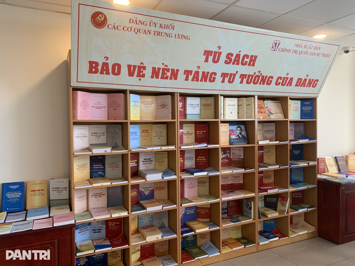 Ra mắt Tủ sách bảo vệ nền tảng tư tưởng của Đảng - 2 Ra mắt Tủ sách bảo vệ nền tảng tư tưởng của Đảng - 2