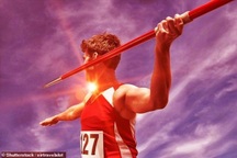 Nữ sinh 13 tuổi bị lao đâm trúng trong giờ thể dục