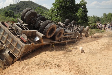 Xe tải lộn ngược, người dân phá cabin cứu tài xế