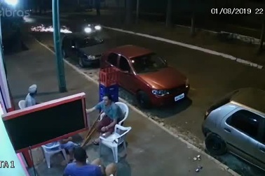 Đang ngồi nhậu bên vỉa hè bất ngờ bị... lốp xe ô tô văng trúng