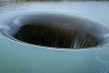 Sự thật về chiếc hố kỳ lạ giữa làn nước trong xanh