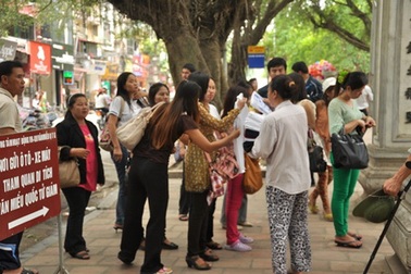Hàng rong chèo kéo khách du lịch làm xấu hình ảnh Văn miếu Quốc tử giám