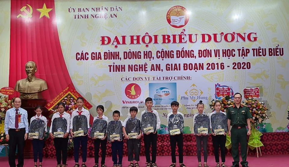 Hội Khuyến học Nghệ An đẩy mạnh phong trào Tiếng trống học bài - 3 Hội Khuyến học Nghệ An đẩy mạnh phong trào Tiếng trống học bài - 3