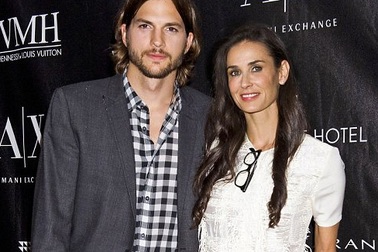 Ashton Kutcher chi “mạnh” để ly dị với Demi Moore